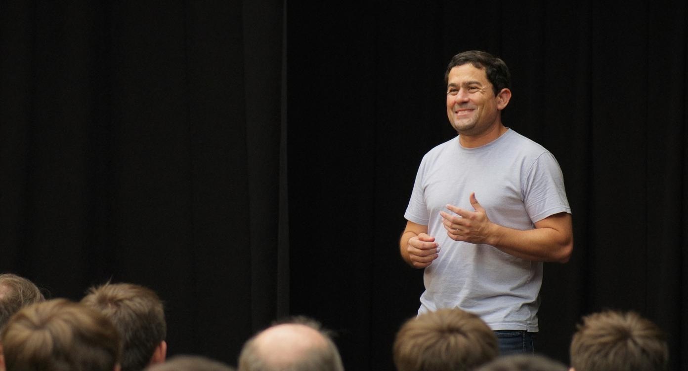 Nicolás Mella presentando